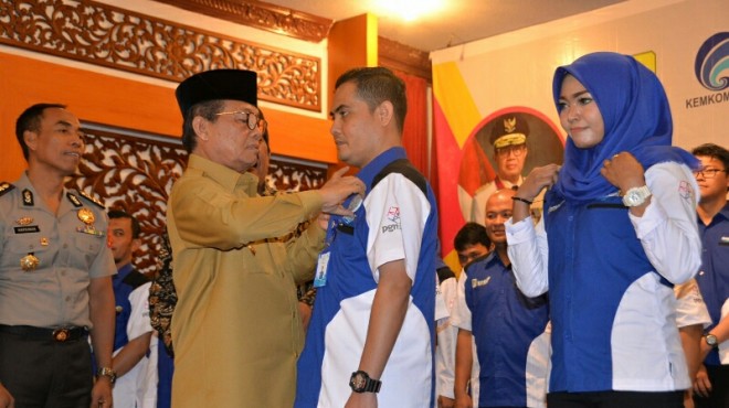 Gubernur Jambi, Fachrori Umar, mengukuhkan 48 orang relawan Pengurus Teknologi Informasi Komunikasi (TIK) Wilayah Jambi Masa Bakti 2018 - 2022. 
