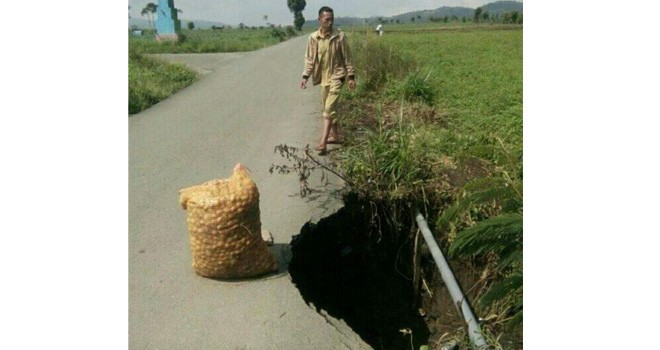 Jalan Penghubung di Kayu Aro Nyaris Putus. Foto : Gusnadi / Jambiupdate