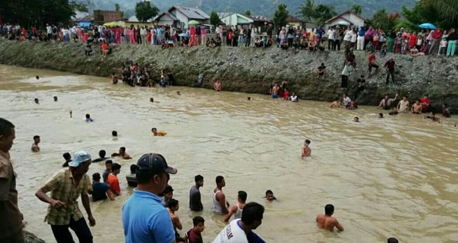 Terlihat warga saat melakukan pencarian korban di tenggelam di Sungai Batang Merao tepatnya di Air Patah Semurup, Kerinci, Kamis (26/2). Foto : Gusnadi / Jambiupdate