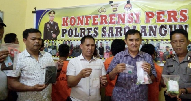 Kasat Narkoba Polres Sarolangun, AKP Tongam Manalu melakukan pres release di Polres Sarolangun, Selasa (26/2). Foto : Hadinata / Jambiupdate