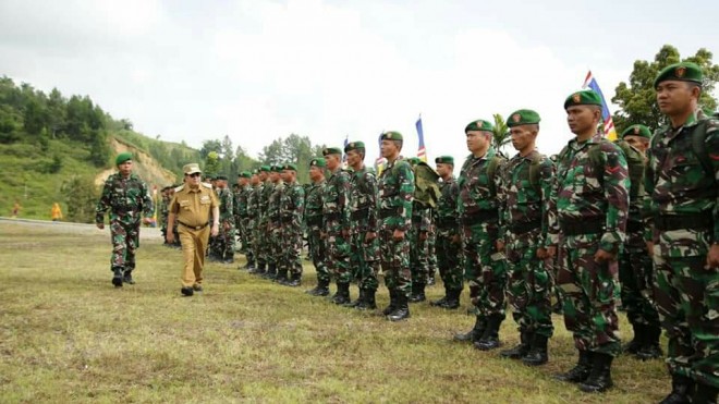 Wako AJB saat memimpin upacara TMMD 