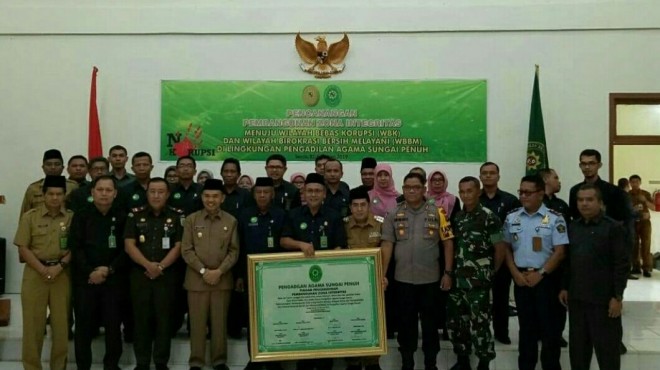 Bupati kerinci saat menghadiri acara di Pengadilan Agama.