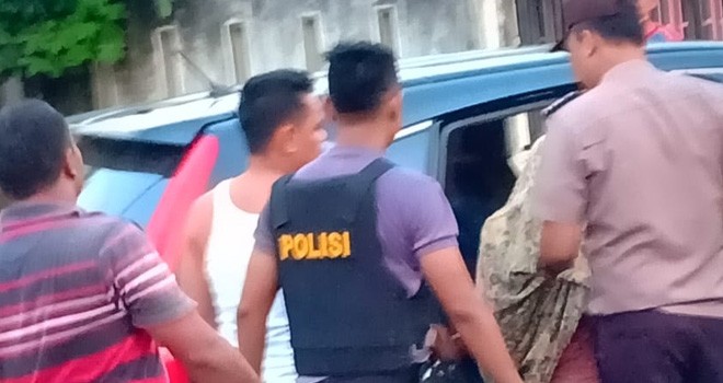 Suasana saat polisi melakukan penyisiran di rumah terduga Mucikari di Desa Sungai Baung, Kecamatan Sarolangun, Kabupaten Sarolangun, Senin (25/2). Foto : Hadinata / Jambiupdate