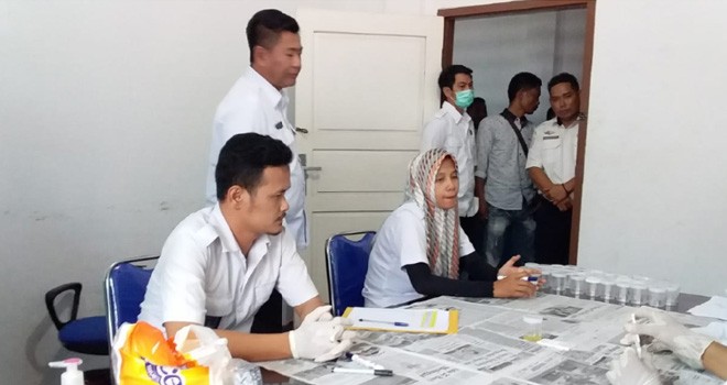 Tes urine di Dinas Perhubungan (Dishub) Tanjabtim, Rabu (27/2). Foto : Maulana / Jambiupdate