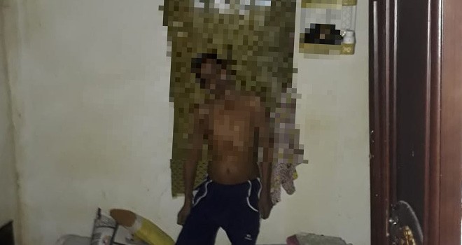 Kondisi korban saat ditemukan anaknya di jendela kamar dalam keadaan gantung diri, Rabu (27/2). Foto : Ist