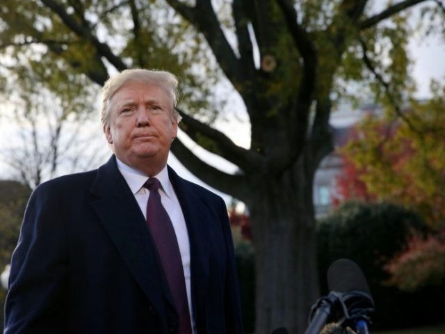 Trump tiba-tiba menarik tangannya dan berusaha mendaratkan ciuman. Johnson merasa tidak nyaman dan marah. Dia sempat menoleh sehingga ciuman itu mendarat di ujung bibirnya saja (Reuters)