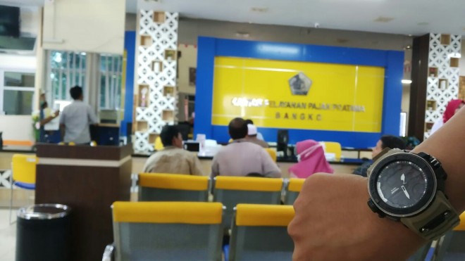 Masyarakat keluhkan pelayanan Kantor Pelayanan Pajak Pratama Bangko, pasalnya dari 7 loket hanya 1 loket yang berisi.