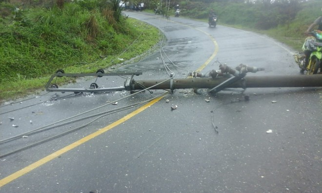 Tampak tiang listrik roboh dan menimpa jalan lintas Bangko-Kerinci Rabu (27/02/2019). 