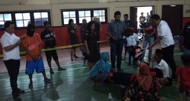 Suasana saat rekonstruksi pembunuhan Syukri oleh pelaku FA di Mapolresta Jambi, Rabu (27/2). Foto : Ist For Jambiupdate
