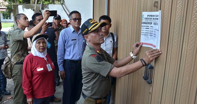 Tim terpadu Pemerintah Kota Jambi melakukan penyegelan terhadap bangunan ruko dan perumahan yang berdiri tanpa izin di kawasan Kecamatan Paal Merah, kemarin (28/2). Foto : M Ridwan / Jambi Ekspres