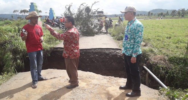 Terlihat Camat bersama warga melihat jalan yang putus. Foto : Gusnadi / Jambiupdate