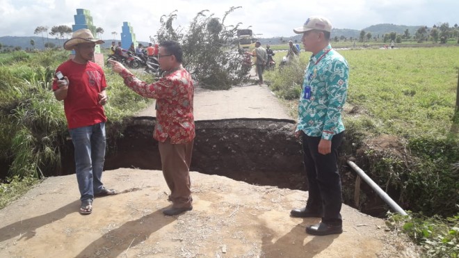 Terlihat Camat bersama warga melihat jalan yang putus. Foto : Gusnadi / Jambiupdate