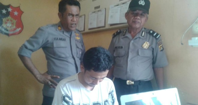 Tersangka saat diamankan di Polsek Pemayung, Kamis (28/2). Foto : Reza / Jambiupdate