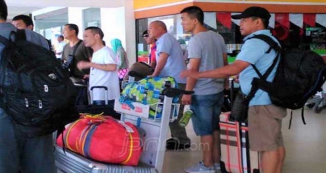 Pekerja asal Tiongkok saat tiba di Kalimantan Selatan. Foto : Prokal / JPNN