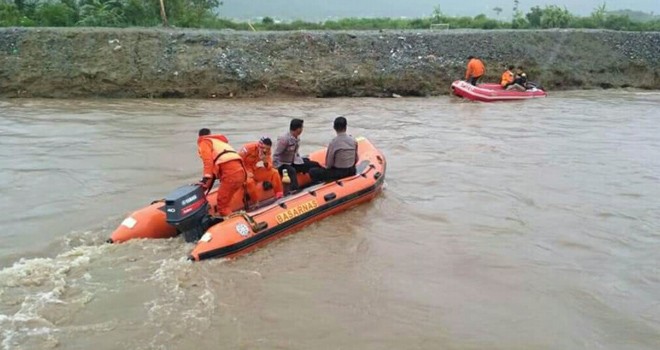 Proses pencarian korban oleh petugas di Sungai Batang Merao di Desa Koto Diair Semurup, Kecamatan Air Hangat, Kabupaten Kerinci, Kamis (28/2) Foto : Gusnadi / Jambiupdate