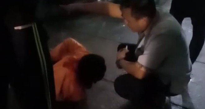 Pelaku Andi Faisal saat diamankan warga di RS Kambang, Kota Jambi, Kamis (28/2) dini hari. Foto : Ist