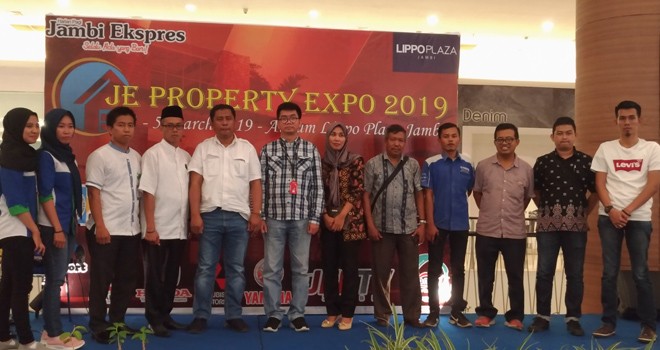 Foto bersama pengisi stand  pada ajang  JE Property Expo 2019. Foto : Ist