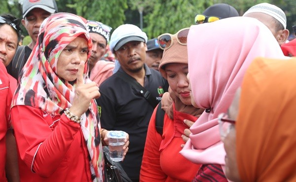 Titi Purwaningsih (kiri) saat memimpin aksi unjuk rasa honorer K2. Foto: dok.JPNN.com