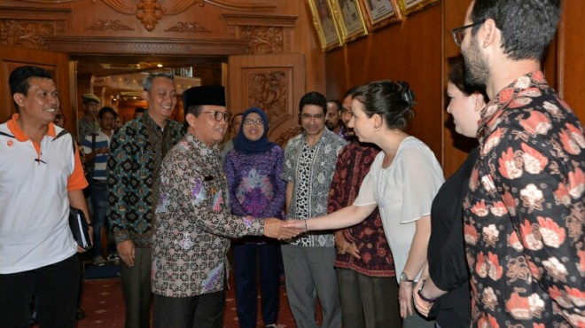 Gubernur Jambi, Fachrori Umar, saat Pertemuan dengan Bank Dunia, di ruang Kerja Kantor Gubernur Jambi, Jumat (1/3).