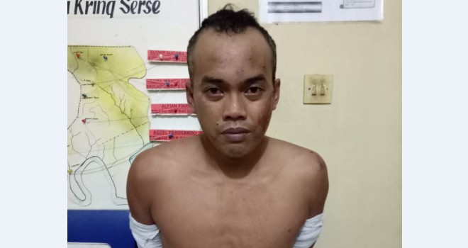 Tersangka Bambang Santoso saat diamankan di Mapolsek Maro Sebo, Jumat (1/3). Foto : Reza / Jambiupdate