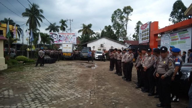 Puluhan personel kepolisian bersenjata lengkap siap siaga melakukan pengamanan di kantor KPU Provinsi Jambi, Jumat (1/3), foto :wan/ jambiupdate.