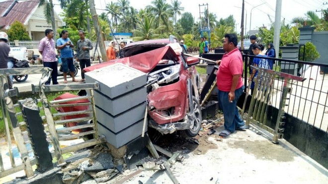 Mobil merek Honda BRV berplat BH 1127 EK kehilangan kendali dan menabrak pagar Kantor Badan Pusat Statistik Kabupaten Tanjung Jabung Barat,  jumat (1/3) foto : sun /jambiupdate.
