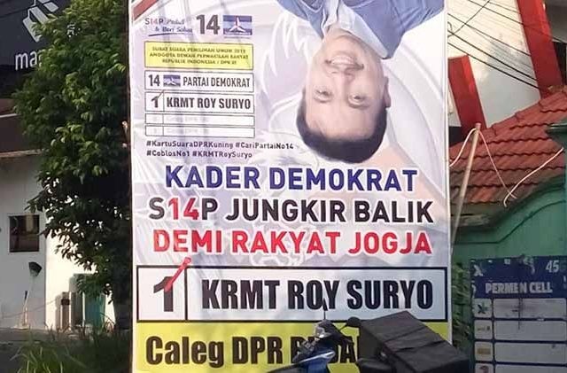 PEMILU: APK Roy Suryo dengan foto terbalik yang dipasang di Sleman. (Ridho Hidayat/JawaPos.com)