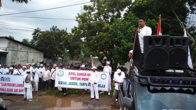 Ratusan massa dari Forum Umat Islam (FUI), Aliansi Masyarakat Peduli Pemilu untuk Netralitas Bersihh dan Adil (Amppun Bedil) bersama ormas Islam, menggeruduk kantor KPU Provinsi Jambi, Jumat (1/3),  foto wan/jambiupdate.