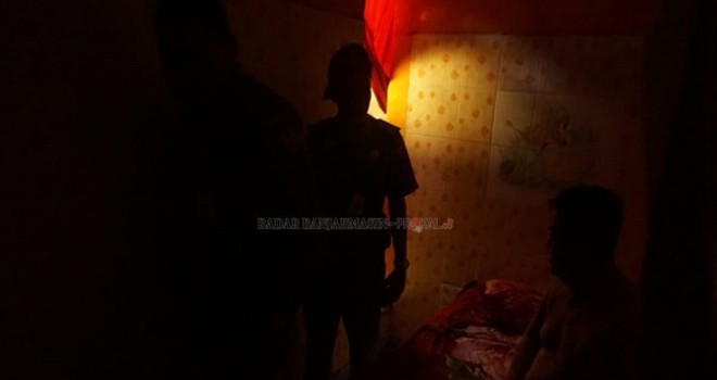 Pasangan diduga mesum saat digrebek di sebuah salon. Foto : JPNN