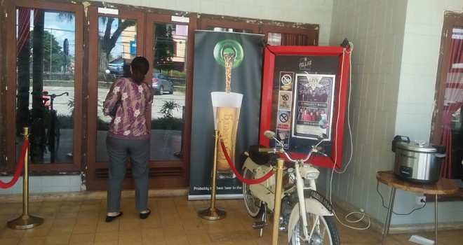 Pengunjung saat masuk CafÃ© Fellas di Jalan Soekarno Hatta. Foto : Ist