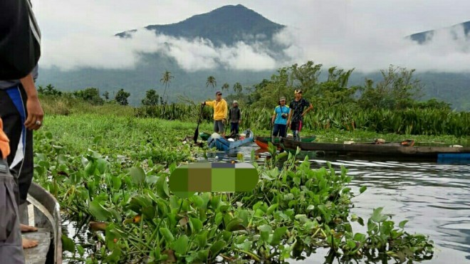 Evakuasi mayat yang ditemukan di pinggir Danau Kerinci di Desa Pulau Tengah Sabtu siang ini (4/3). FOTO: GUSNADI