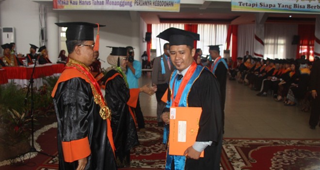 Rektor Unja Prof Johni Najwan saat prosesi wisuda di Balairung Unja Mendalo Sabtu siang ini (4/3). Foto : Bakar / Jambiupdate