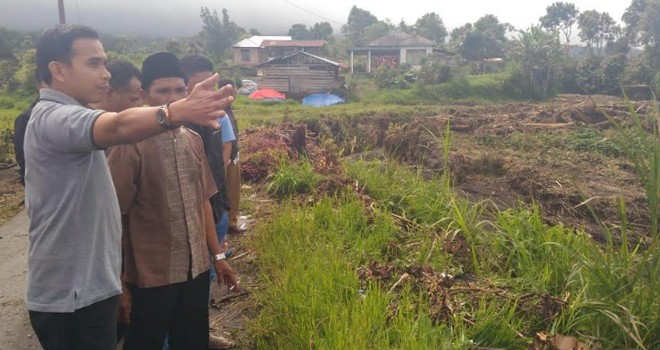 Calon Anggota DPR RI, Dipo Nurhadi Ilham menyalurkan bantuan kepada warga korban banjir bandang. Foto : Ist