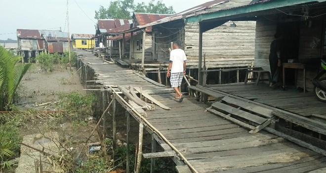 Jalan jerambah kayu di RT 15 RW 03 Kelurahan Kampng Laut, Kecamatan Kuala Jambi, saat ini sangat memprihatinkan. Foto : Maulana / Jambi Ekspres