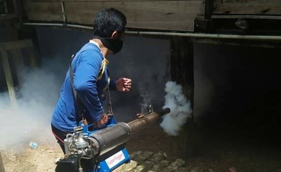 Petugas saat melalukan foging. Foto : Ist