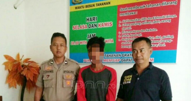 Pelaku saat diamankan Polisi. Foto : Prokal / JPNN