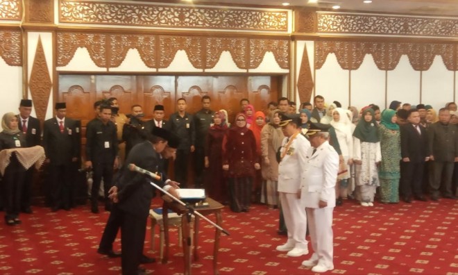 Pelantikan Bupati dan Wakil Bupati Kerinci, Adirozal dan Ami Taher. Foto : Andri / Jambiupdate