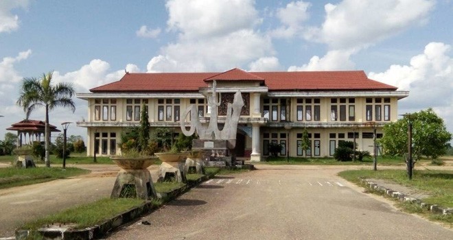 Salah satu plafon yang rusak di gedung eks arena MTQ di Batanghari. Foto : Reza / Jambiupdate