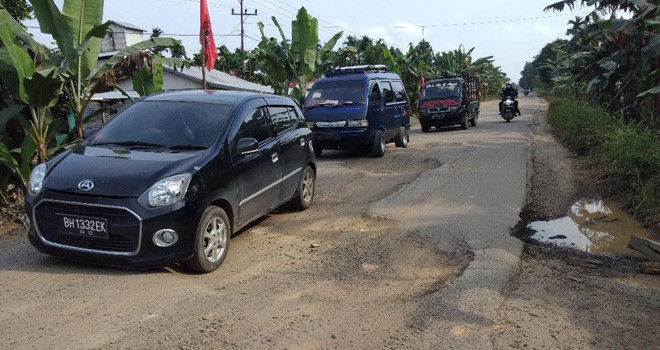 Kondisi Jalan di jalur nasional di Tanjabbar, berlubang dan mengancam keselamatan pengendara. Foto : Gatot / Jambiupdate