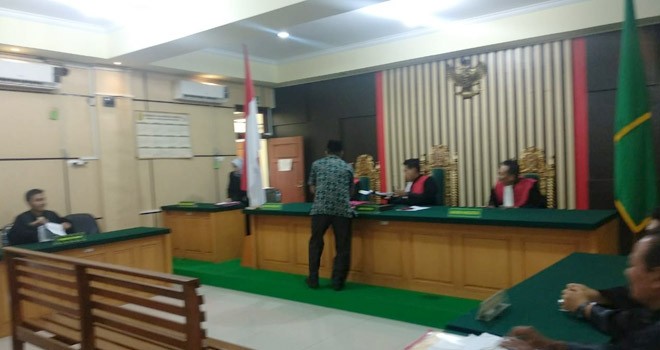 Solikin usai menerima vonis hukuman atas dirinya di Pengadilan Tipikor Jambi kemarin. Foto : Ist