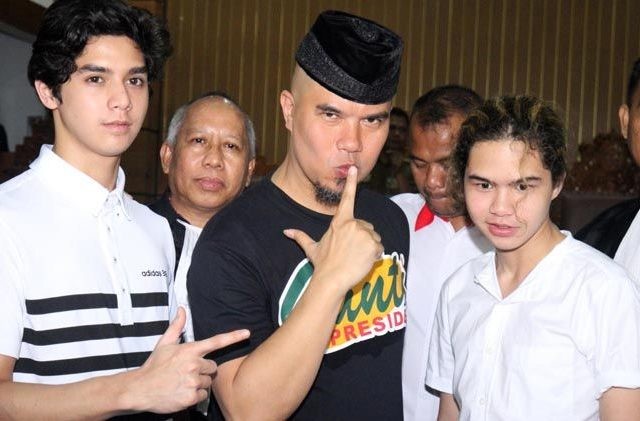 Al Ghazali dan Dul Jaelani akan mengadu ke Komnas HAM perihal perpanjangan penahanan ayahnya, Ahmad Dhani. (Issak Ramadhan/JawaPos.com)