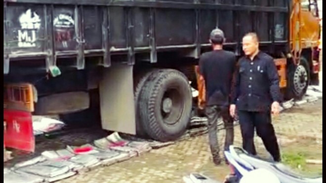 Ribuan kotak suara aluminium yang sudah tidak terpakai lagi di KPU Kota Jambi, diratakan dan digilas menggunakan truk Fuso, Senin (4/3).