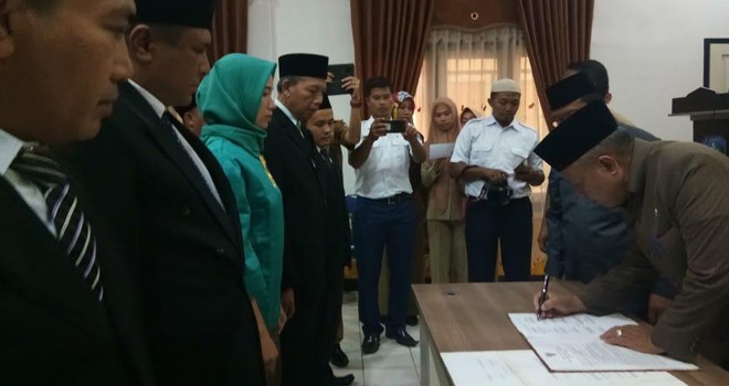 Sekda Sarolangun, saat melantik 14 pejabat Eselon IV di Pemkab Sarolangun, di ruang aula Kantor Dinas PUPR Sarolangun.Senin (4/3). Foto : Hadinata / Jambiupdate