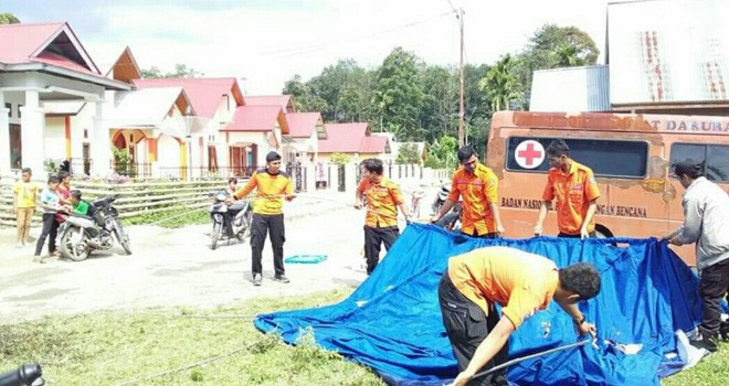 Tim dari BPBD Kerinci mulai mendirikan tenda di Talang Kemulun untuk membantu proses pencarian pemuda Pentagen yang hilang di hutan. Foto : Gusnadi / Jambiupdate