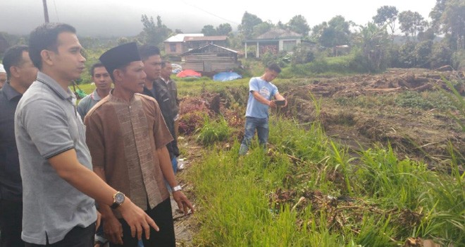 Calon anggota DPR RI, Dipo Nurhadi Ilham melihat kondisi lahan warga paska diterjang banjir bandang. Foto : Ist