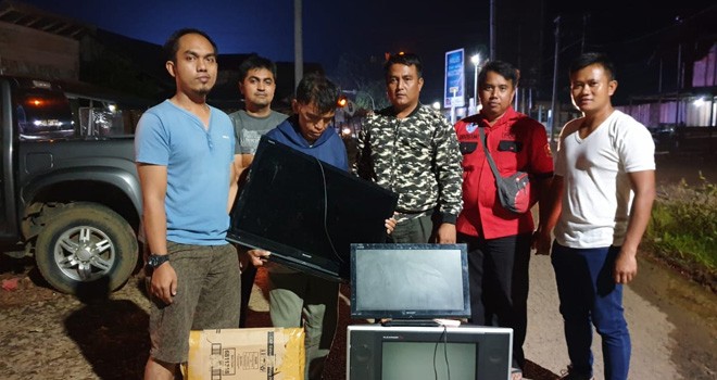 Tersangka bersama alat bukti berupa alat elektronik puskesmas yang diamankan Polsek Kuala Jambi. Foto : Ist