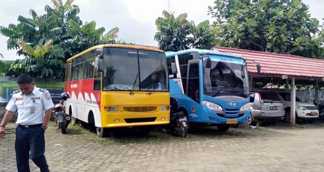 Karena mangkrak, empat unit kendaraan angkutan Pemda yang terparkir di halaman kantor Dishub Tanjabtim. Foto : Maulana / Jambiupdate