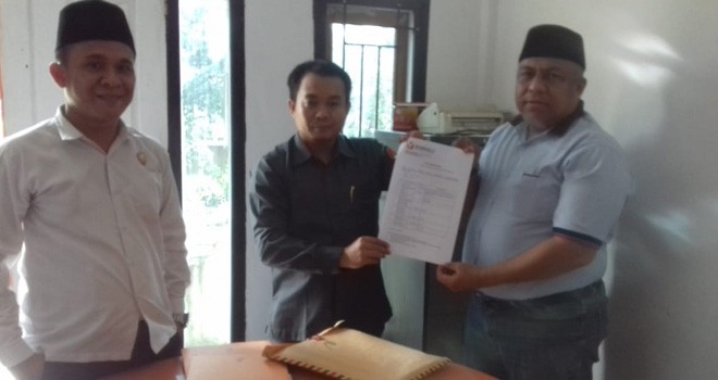Mudrika, Divisi Hukum dan Penindakan Pelanggaran Bawaslu Sarolangun, menerima berkas gugatan dari 7 Caleg yang namanya dicoret dari DCT. Foto : Hadinata / Jambiupdate
