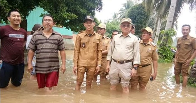Bupati Sarolangun, Cek Endra, saat menijau langsung korban banjir. Foto : Hadinata / Jambiupdate