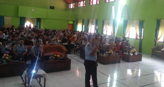 Kepala Imigrasi Kerinci, saat memberikan kuliah umum pada Mahasiswa IAIN Fakultas Syariah. Foto : Gusnadi / Jambiupdate